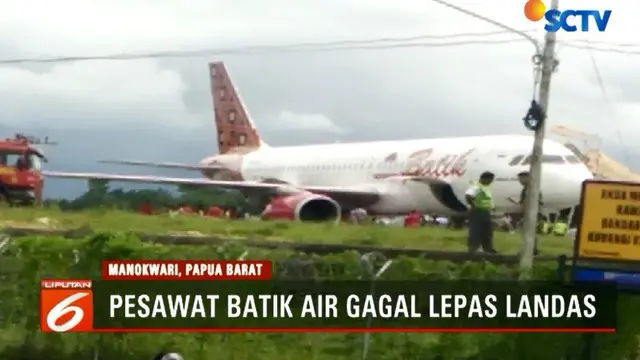 Pesawat Batik Air tipe Air Bus A-320 tergelincir di ujung landasan Bandara Rendani, Manokwari, Papua Barat.