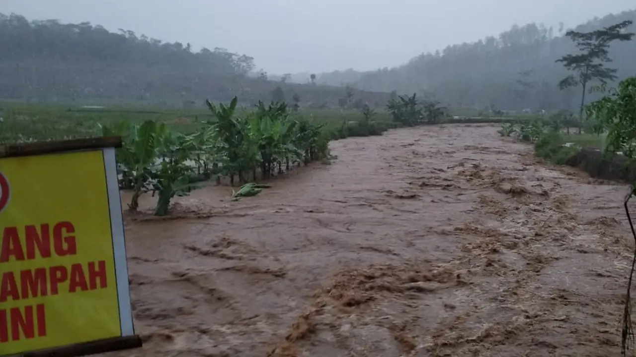 Banjir bandang melanda Majenang karena luapan sungai. (Foto: Dok. GRUP KEBENCANAAN MJNG/N_Droww)