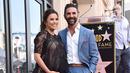 Eva Longoria dan suami, Jos Baston berdiri di atas bintang Hollywood Walk of Fame miliknya saat acara penghargaan di Los Angeles, Senin (16/4). Eva Longoria merupakan penerima bintang ke-2.634 di kategori Televisi (Alberto E. Rodriguez/GETTY IMAGES/AFP)