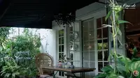 9 Potret Teras dan Taman di Rumah Yuni Shara, Nuansa Tropis yang Asri dan Estetik