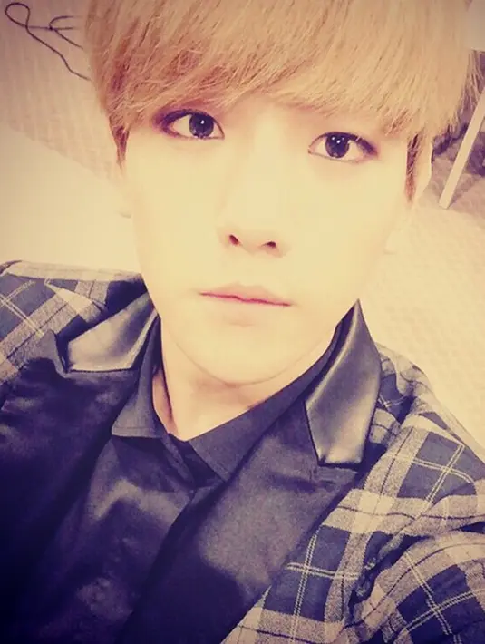 Chen pun mengatakan bahwa tindakan yang dilakukan Baekhyun cukup aneh dengan memegang-megang dadanya sendiri. Sedikit berbeda pendapat, Baekhyun membantah jika sikapnya tersebut dibilang aneh. (Instagram/baekhyunee_exo)