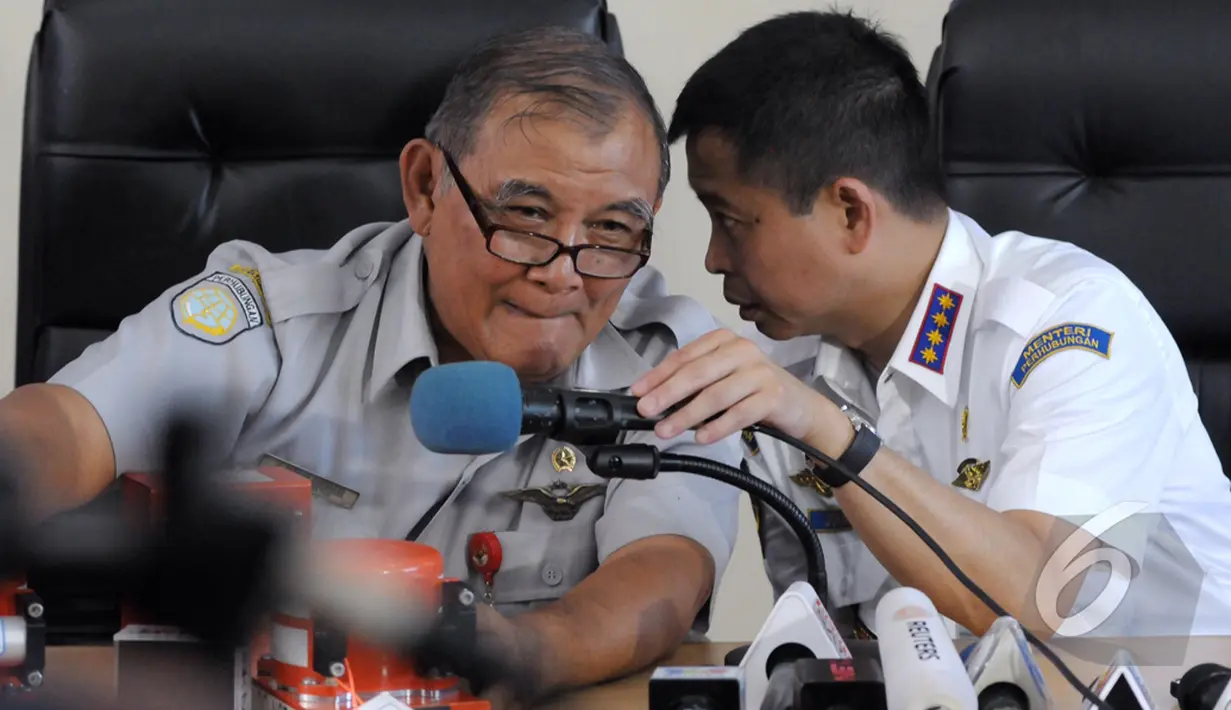 Menhub Ignasius Jonan (kanan) didampingi Ketua KNKT Tatang Kurniadi (kiri) memberikan penjelasan kepada wartawan tentang kotak hitam (Black Box) di Lanud Iskandar, Pangkalan Bun, Kalteng, Selasa (13/1/2015).(Liputan6.com/Andrian M Tunay)