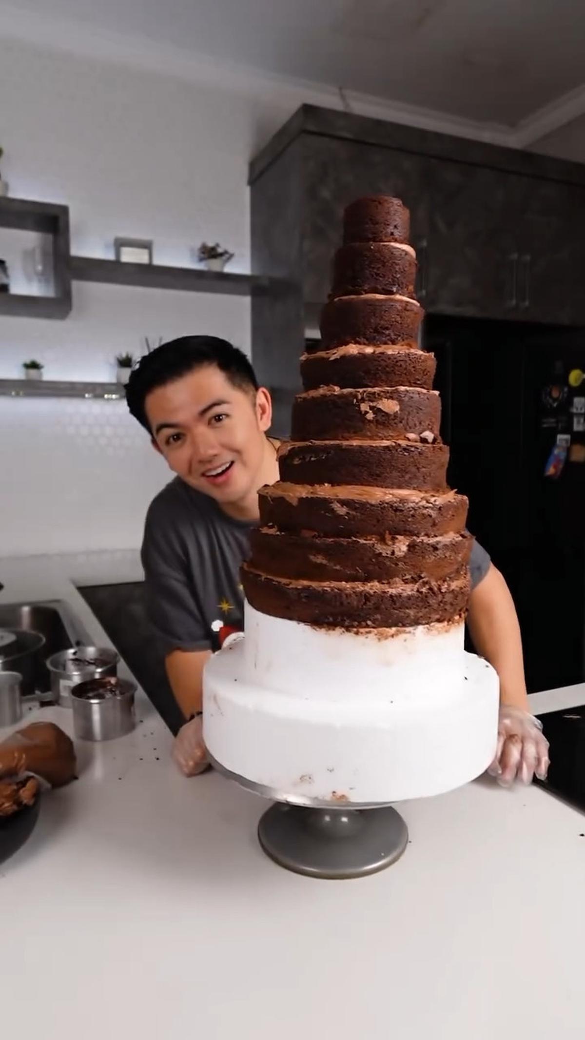 Nicky Tirta Bagikan Video Buat Kue Ukuran Besar Bentuk Pohon Natal, Banjir Pujian