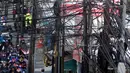 Kabel-kabel yang semrawut itu pun juga cukup berpotensi memicu terjadinya korsleting listrik. (Liputan6.com/Johan Tallo)