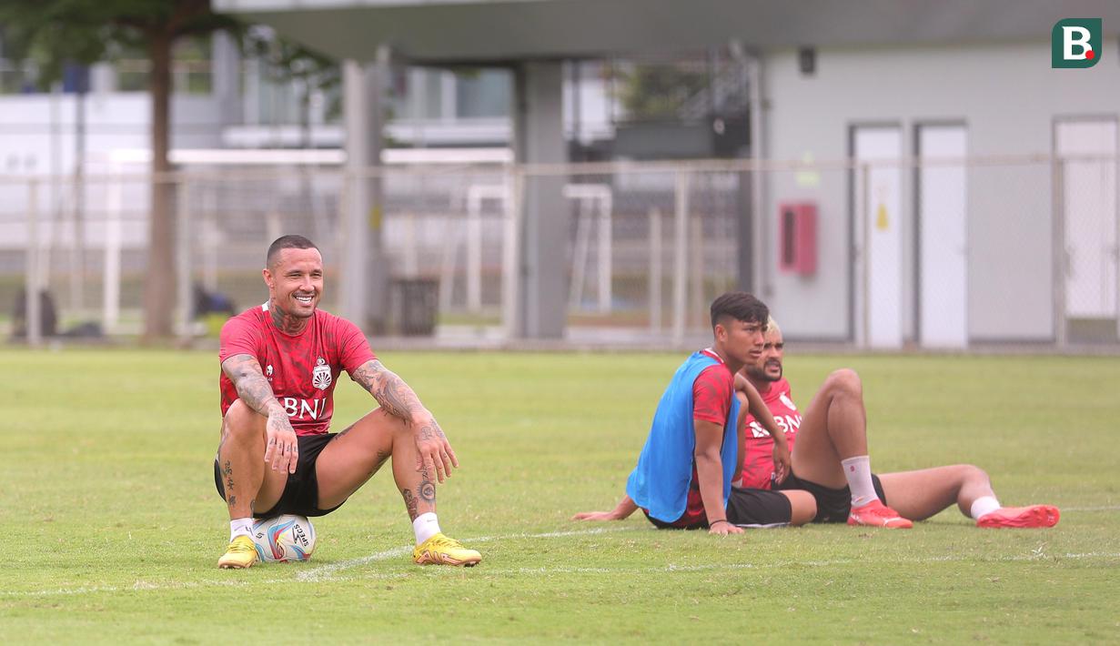 Pemain Bhayangkara FC, Radja Nainggolan, tersenyum saat sesi latihan di Lapangan B Senayan, Jakarta, Jumat (12/1/2023). (Bola.com/M Iqbal Ichsan)