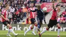 Pemain Manchester United, Marcus Rashford berusaha mencetak gol ke gawang Southampton pada laga lanjutan Liga Inggris 2023/2024 di St Mary's Stadium, Southampton, Inggris, Sabtu (14/09/2024). (AP Photo/Alastair Grant)