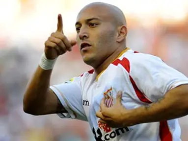 Sevilla's Ernesto Chevanton celebrates after scoring against Athletic de Bilbao during a Spanish league football match at the Sanchez Pizjuan stadium in Sevilla on October 5, 2008. AFP PHOTO/ CRISTINA QUICLER