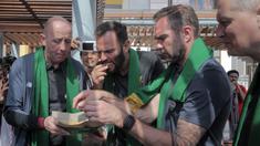 Legenda Liverpool, Gary McAllister, Patrik Berger dan Jason McAteer menikmati makanan khas Betawi, Kerak Telor di Kawasan Perkampungan Betawi Setu Babakan, Jakarta (9/9/2018). (Bola.com/Peksi Cahyo)