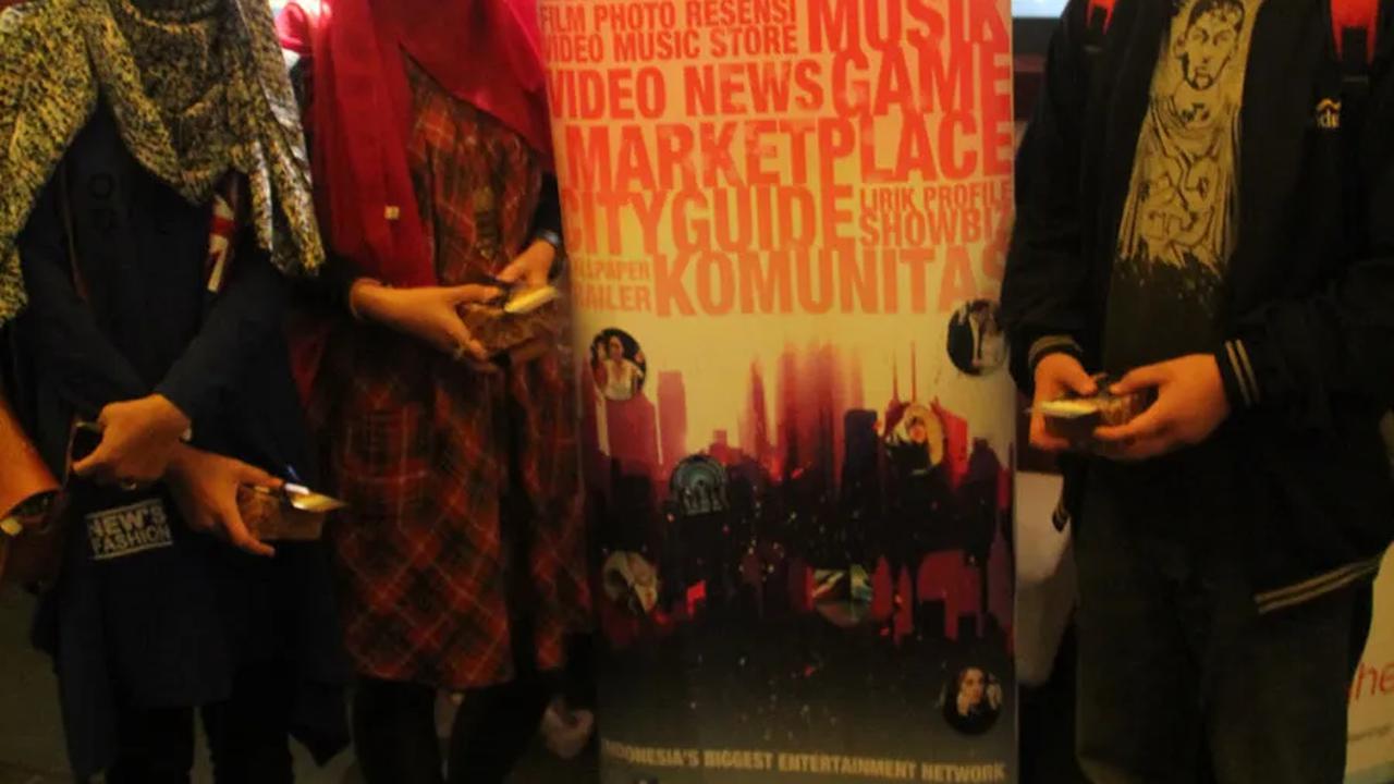 Berfoto di depan banner KapanLagi.com® (foto: Windy Yunika)