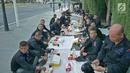 Sejumlah Korps Brimob menikmati menu buka puasa disela penjagaan mereka di kawasan MH Thamrin, Jakarta, Jumat (24/5/2019). Usai kerusuhan 22 Mei 2019, penjagaan di kawasan jalan MH Thamrin sampai Jumat, 24 Mei 2019 masih terus dilakukan oleh aparat kepolisian. (Liputan6.com/Herman Zakharia)
