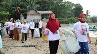 Jaga Ekosistem Laut, Relawan Santri Dukung Ganjar Bersih-Bersih Sampah Pantai Tenggamus Lampung