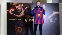 Pemain Inggris, Anthony Gordon, berpose saat presentasi resminya sebagai pemain baru FC Barcelona di Palau Blaugrana Arena di Barcelona, ​​pada 29 Mei 2026. (Josep LAGO/AFP)
