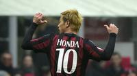 Pemain AC Milan, Keisuke Honda menjadi pencetak gol kedua untuk timnya pada lanjutan Liga Italia Serie A pekan ke-25 di Stadion San Siro, Milan. (AFP / Olivier Morin)