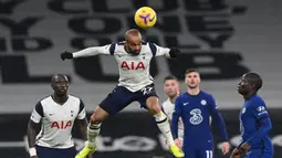 Gelandang Tottenham Hotspur, Lucas Moura (tengah) melompat untuk menyundul bola dalam laga lanjutan Liga Inggris 2020/21 pekan ke-22 melawan Chelsea di Tottenham Hotspur Stadium, London, Kamis (4/2/2021). Tottenham Hotspur kalah 0-1 dari Chelsea. (AFP/Neil Hall/Pool)