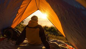 Camping lebih nyaman dan praktis dengan kasur angin portable. (doidam10/Depositphotos)