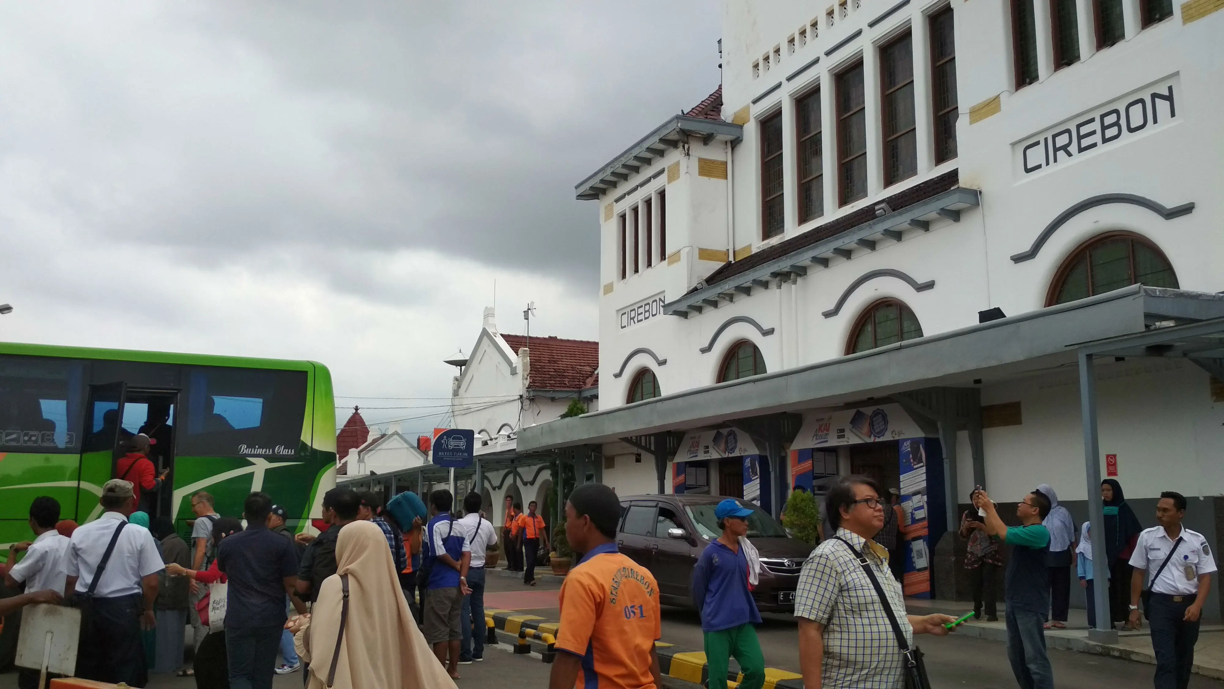 Lumpuhnya jalur kereta api di Cirebon membuat PT KAI Daops 3 melakukan pola rekayasa mengangkut penumpang dengan menggunakan bus dari Stasiun (Liputan6.com / Panji Prayitno)
