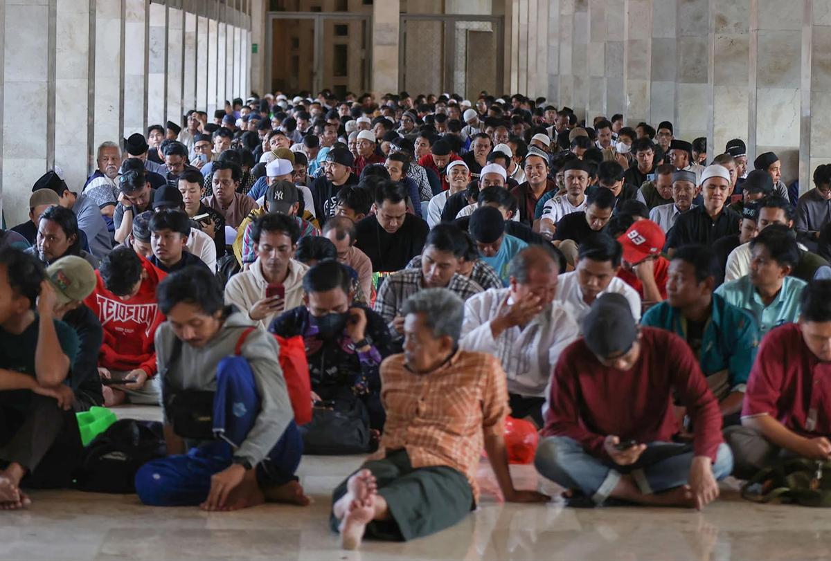 FOTO: Ribuan Jemaah Berbuka Puasa di Masjid Istiqlal pada Hari Pertama Ramadan