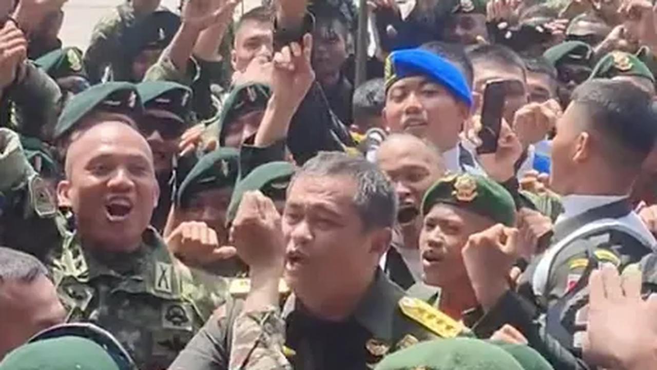 Jenderal Maruli Simanjuntak Santuy Joged Dangdut Bareng Pasukan TNI, Eks Anak Buah di Paspampres Sampai Angkat Bicara