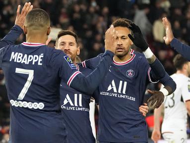 Penyerang PSG, Lionel Messi (tengah) merayakan dengan rekan setimnya Neymardan Kylian Mbappe setelah mencetak gol ke gawang Lorient pada pertandingan lanjutan Liga 1 Prancis di stadion Parc des Princes di Paris, Senin (4/4/2022). PSG menang telak atas Lorient 5-1. (AP Photo/Michel Euler)