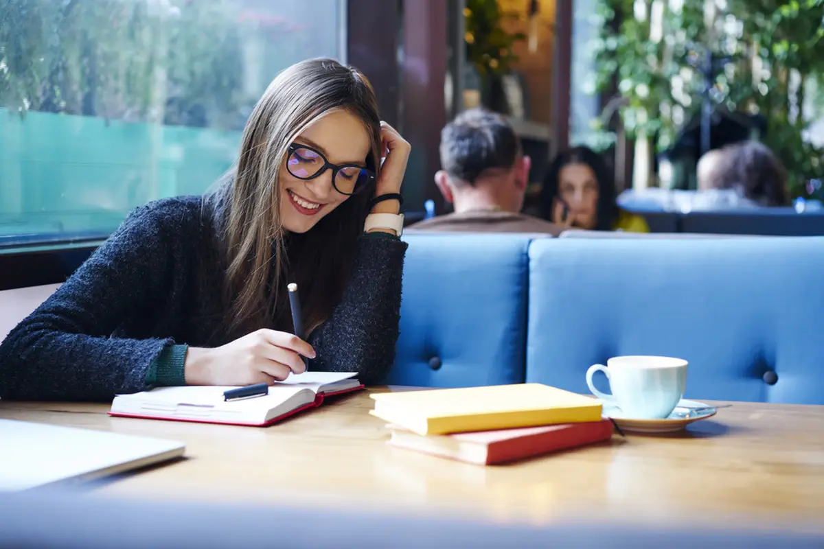 Pandai Merangkai Kata dan Tulisan, Ini Zodiak dengan Bakat Besar Dalam Menulis