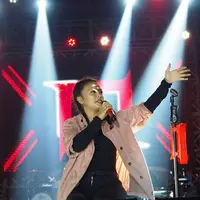 Insiden pelipis Tantri Kotak robek saat manggung di Medan pada (17/2). (Foto: Instagram/tantrisyalindri)