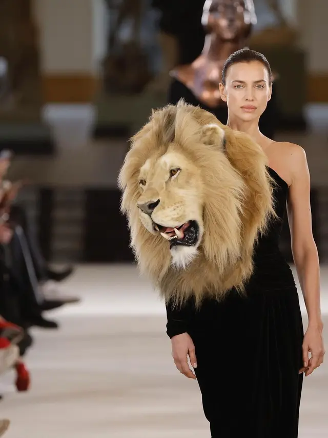 Adu Gaya Kylie Jenner dan Irina Shayk Kenakan Strapless Dress Berkepala Singa, Siapa yang Lebih Roar?