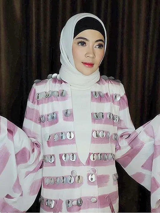 Dengan penampilan barunya menggunakan hijab, IDP makin memesona. Ia pun juga semakin memperdalam ilmu agamanya dengan menonton kajian beberapa Ustad lewat tayangan di Youtube. (Instagram/idp91)
