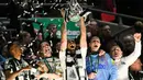 Newcastle United sukses menjuarai Piala Liga Inggris atau Carabao Cup 2024/2025 usai mengalahkan Liverpool dengan skor 2-1. (Glyn KIRK/AFP)
