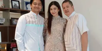 Mikha Tambayong terlihat cantik mengenakan blouse brokat yang dipadu celana cutbray warna krem.