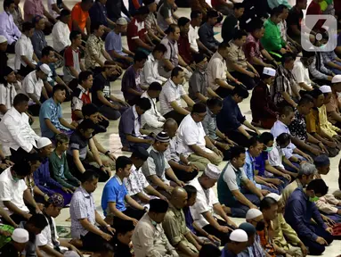 Umat Muslim menunaikan Salat Dhuzur di Masjid Istiqlal, Jakarta, Jumat (20/3/2020). Masjid Istiqlal memutuskan menunda pelaksanaan salat Jumat selama 2 pekan ke depan. Hal itu dilakukan untuk mencegah penyebaran virus Corona (COVID-19) yang semakin masif di DKI Jakarta. (Liputan6.com/Johan Tallo)