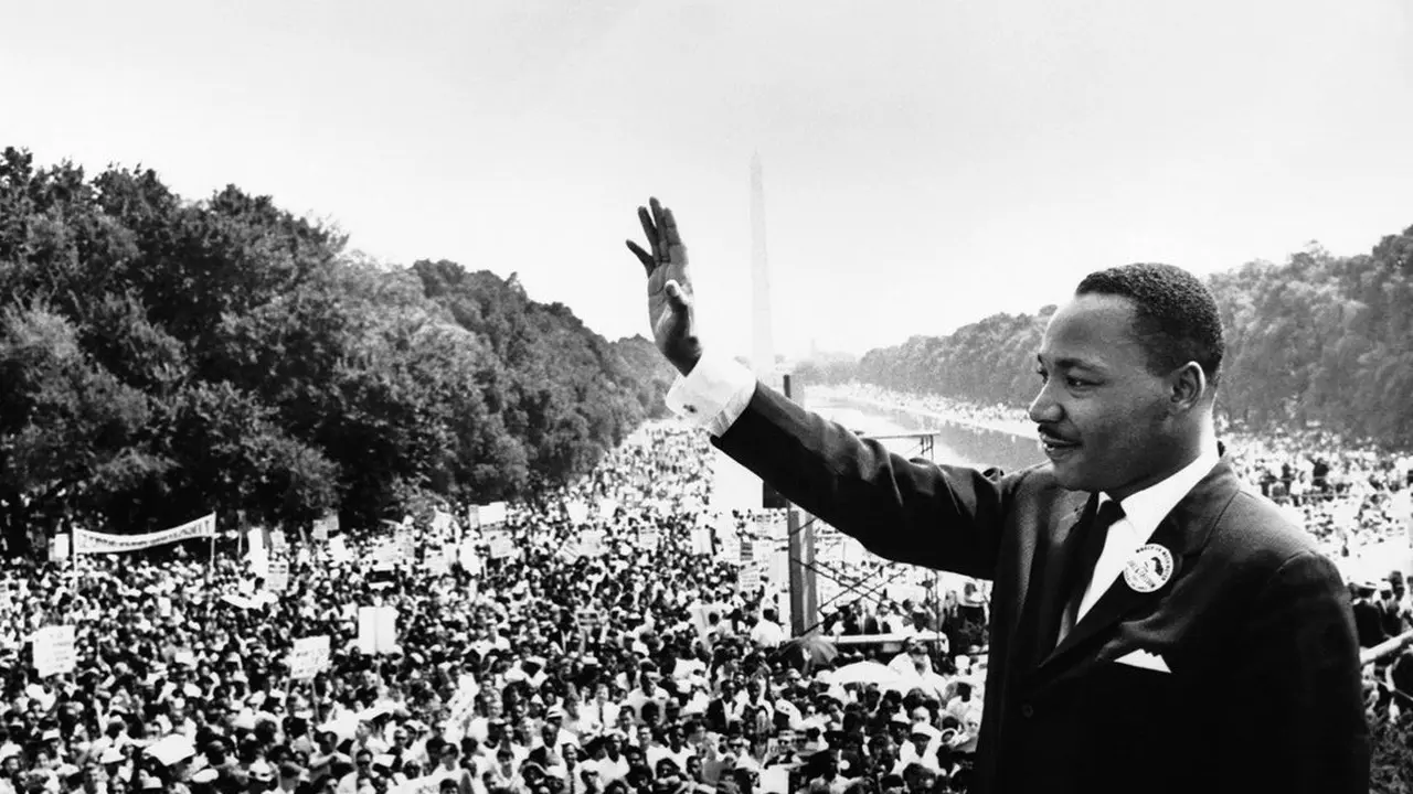 Martin Luther King menyampaikan Pidato I Have A Dream (Saya Punya Mimpi) di Lincoln Memorial, 1963. (Wikipedia)