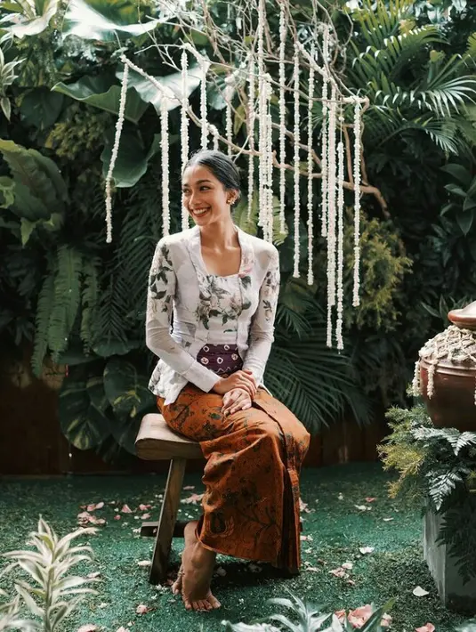 Faradina Mufti DJ tampak menawan dalam balutan kebaya kutubaru warna putih motif bunga dan kain jarik warna coklat. (FOTO: Instagram/faradinamufti).