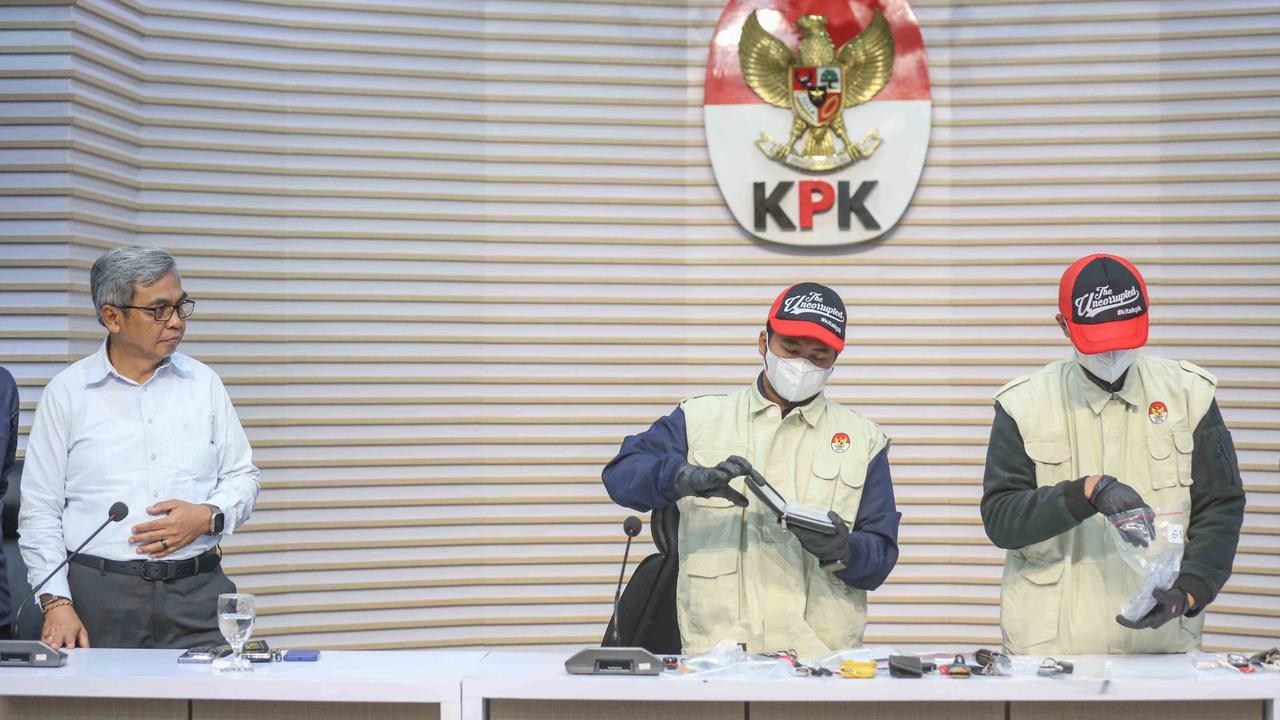 FOTO: KPK Tampilkan Barang Bukti OTT Kasus Dugaan Pemerasan Izin TKA