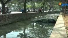  Pengemudi panik saat belajar menyetir mobil.Beruntung pengemudi dan seorang penumpang mobil selamat dalam kecelakaan ini.
