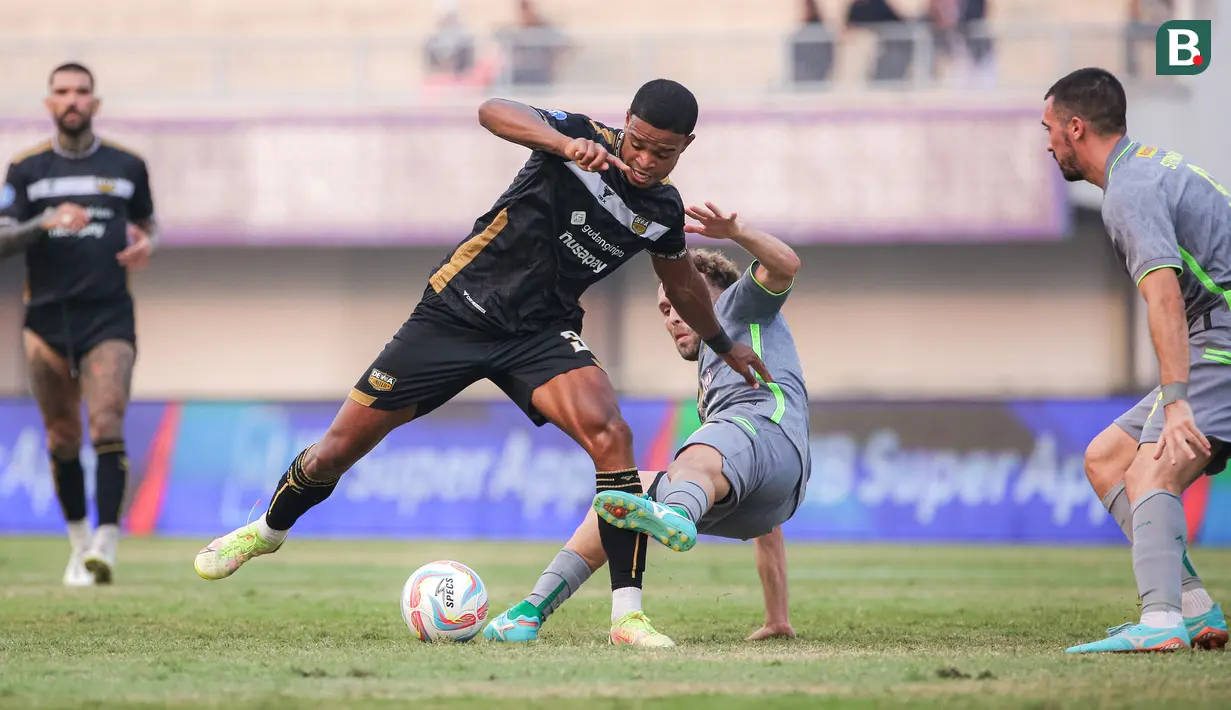 <p>Pemain Dewa United, Alex Martins (tengah kiri) berebut bola dengan pemain Persebaya Surabaya, Ze Valente (tengah kanan) pada laga lanjutan BRI Liga 1 2023/2024 antara Dewa United melawan Persebaya Surabaya di Indomilk Arena, Tangerang, Sabtu (30/09/2023). (Bola.com/Bagaskara Lazuardi)</p>