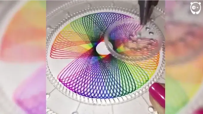 [Bintang] Kembali ke Zaman SD, Rasakan Asyiknya Bikin 10 Spirograf Pelangi