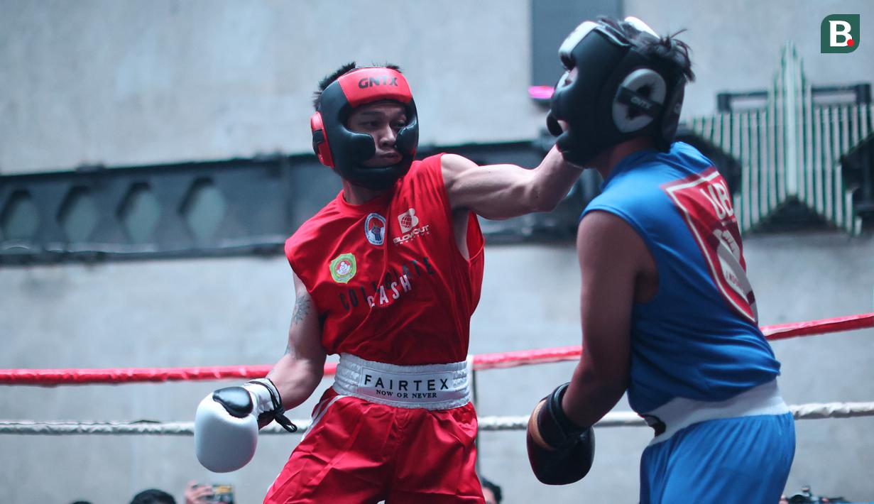 Gaga Muhammad (kiri) berduel dengan Raja 'Big Hecaa' pada ajang bertajuk Univehttps://www.bola.com/dashboard/articles/create?type=PhotoGallery#rsity Boxing League (UBL) yang berlangsung di Embassy Lounge Jakarta, Senayan, Jumat (20/9/2024) malam WIB. (Bola.com/Abdul Aziz)