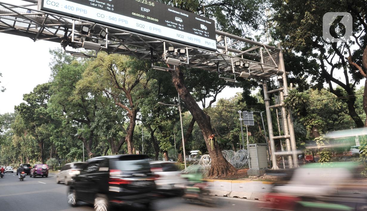 Kendaraan melintasi gerbang Electronic Road Pricing (ERP) di Jalan Medan Merdeka Barat, Jakarta, Rabu (20/11/2019). DKI Jakarta akan mengimplementasikan konsep ERP mulai tahun 2020. (merdeka.com/Iqbal Nugroho)