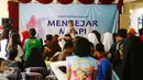 Seorang pria memberikan arahan kepada anak-anak dalam kegiatan Sport Festival Marunda ' di Rusunawa Marunda, Jakarta, Minggu (5/3). Tema dalam kegiatan kreativitas yang melibatkan anak-anak ini adalah Mengejar Mimpi'. (Liputan6.com/Helmi Afandi)