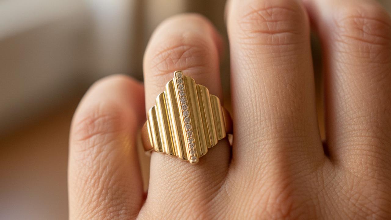 Cincin Emas dengan Desain Vertikal untuk Tangan Gemuk