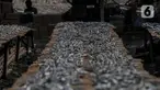 Ikan asin saat dijemur di kawasan Kampung Nelayan Muara Angke, Penjaringan, Jakarta Utara, Selasa (29/9/2020). Menurut nelayan, penjualan ikan asin saat pandemi COVID-19 tidak terlalu terpengaruh karena ikan merupakan bahan makanan yang diperlukan banyak warga. (Liputan6.com/Johan Tallo)