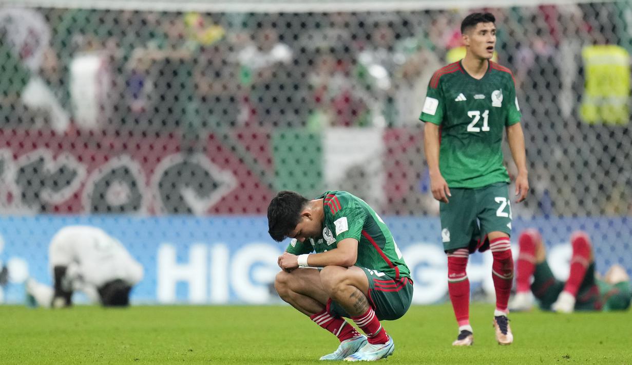 <p>Reaksi kecewa para pemain Meksiko setelah gagal lolos ke babak 16 besar Piala Dunia 2022 meski menang dengan skor 2-1 atas Arab Saudi pada matchday ketiga Grup C yang berlangsung di Stadion 974, Doha, Kamis (01/12/2022). (AP/Manu Fernandez)</p>