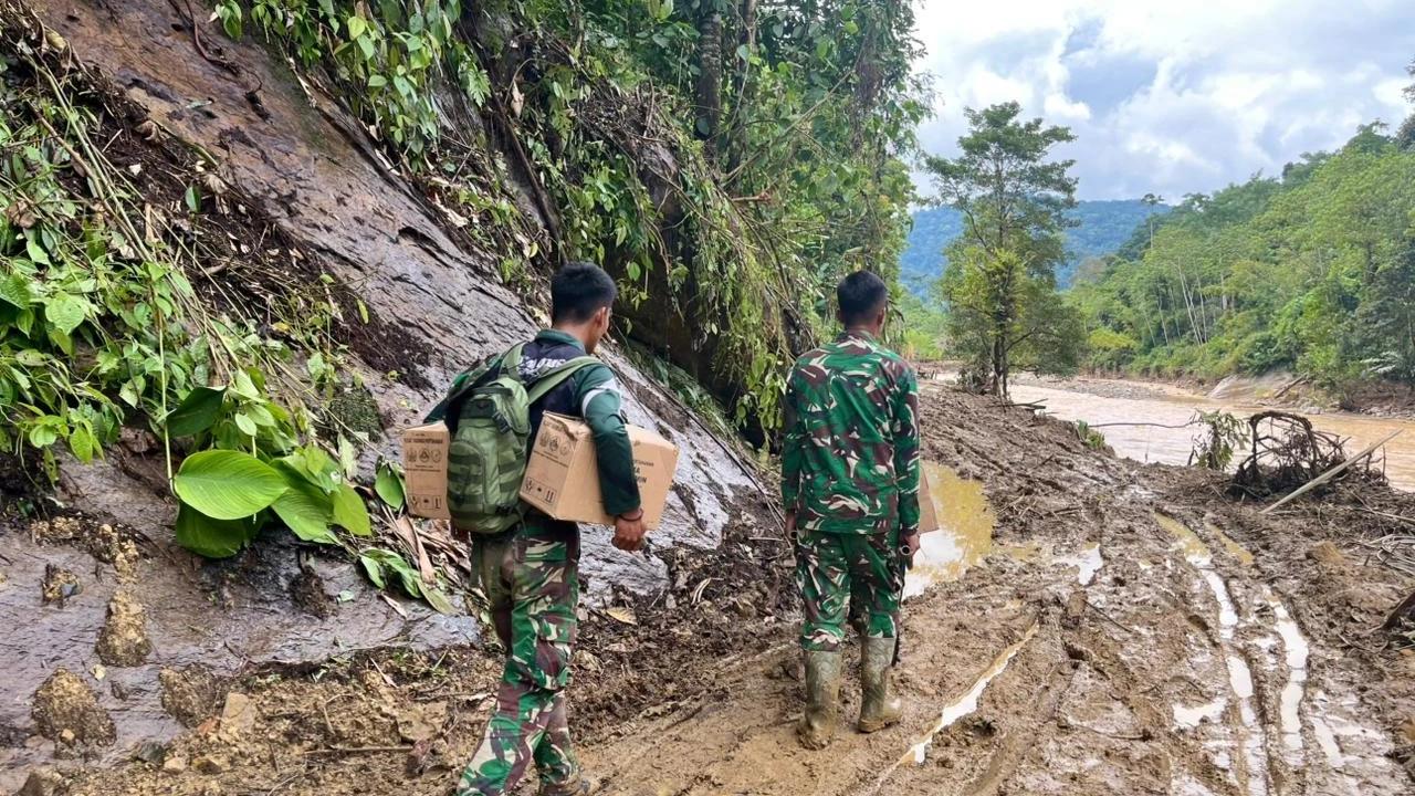 FOTO: Tim Kesehatan Kodam Iskandar Muda Tempuh Medan Berat Salurkan Obat ke Desa Terisolir di Aceh Tengah
