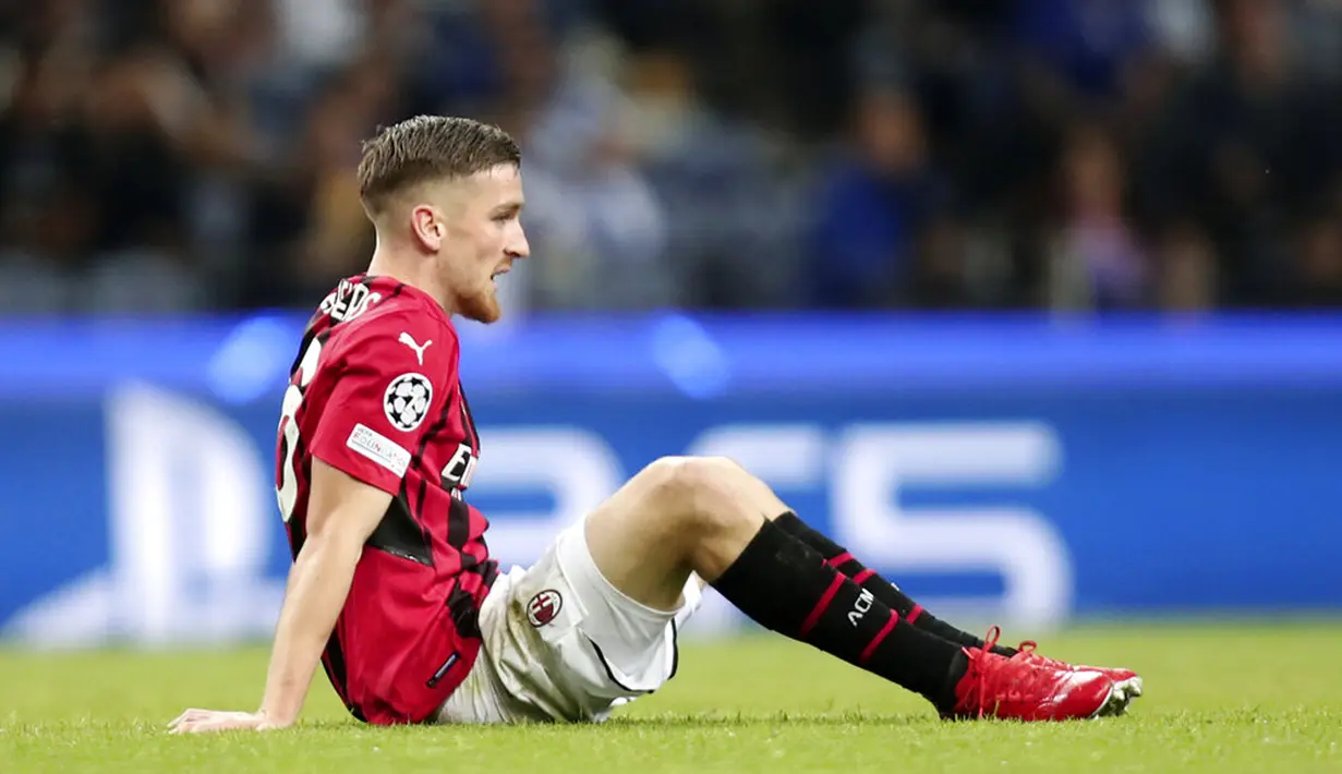 Pemain AC Milan Alexis Saelemaekers duduk di lapangan saat melawan Porto pada pertandingan sepak bola Grup B Liga Champions di Stadion Dragao, Porto, Portugal, Selasa (19/10/2021). Porto menang 1-0. (AP Photo/Luis Vieira)