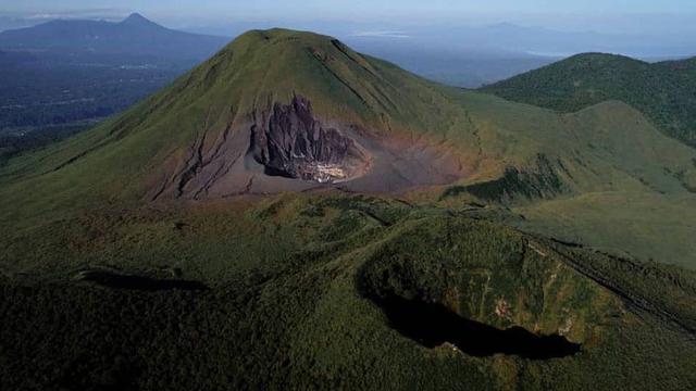 Gunung Empung di SUlawesi Utara bersebelahan dengan Gunung Lokon