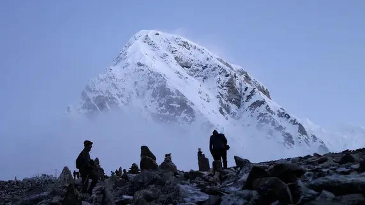 Potret Tangguhnya Sherpa Porter Gunung Everest Bawa Perlengkapan Pendaki, Sampai 'Rumah' pun Digotong
