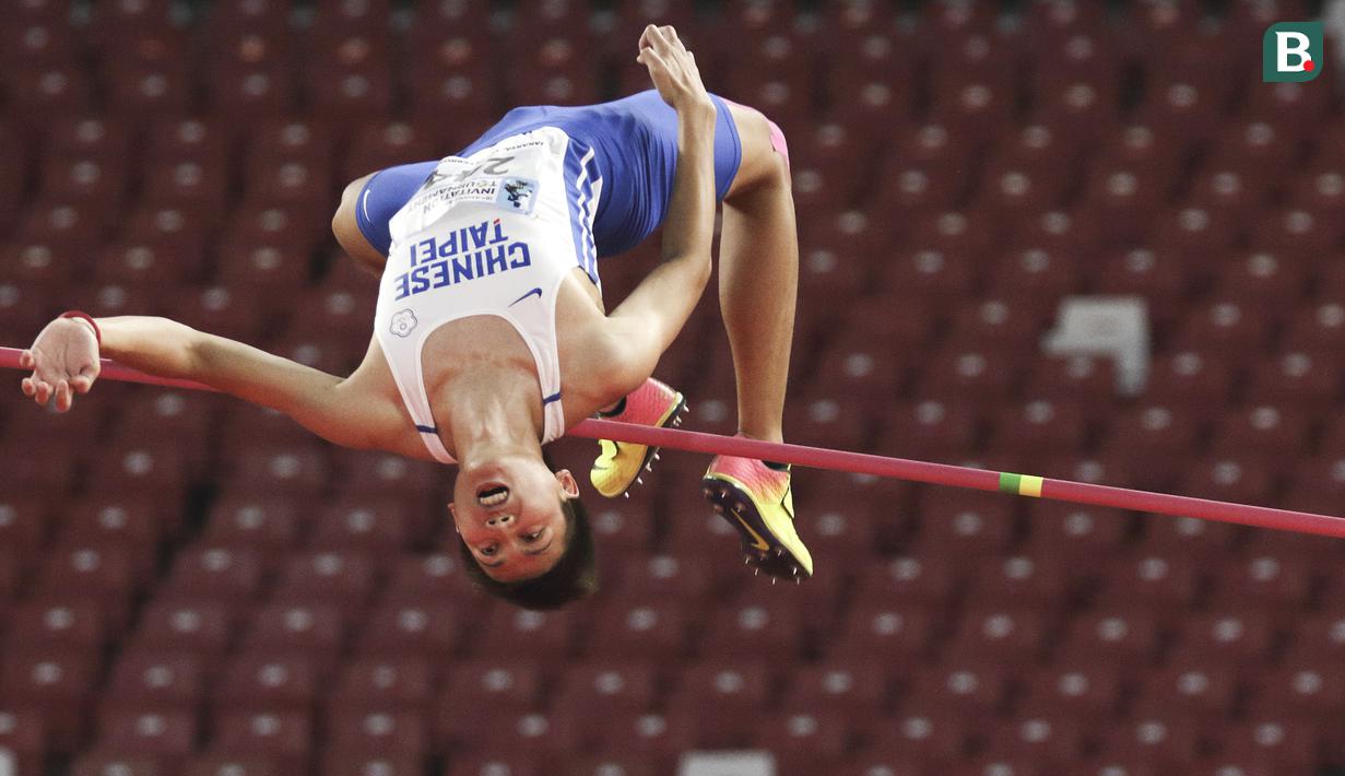 Aksi Hsiang Chun-Hsien asal China Taipei pada saat berlomba di nomor loncat tinggi pada 18th Asian Games Invitation Tournament di Stadion Utama Gelora Bung Karno, Senayan, Minggu (11/2).   (Bola.com/Peksi Cahyo)