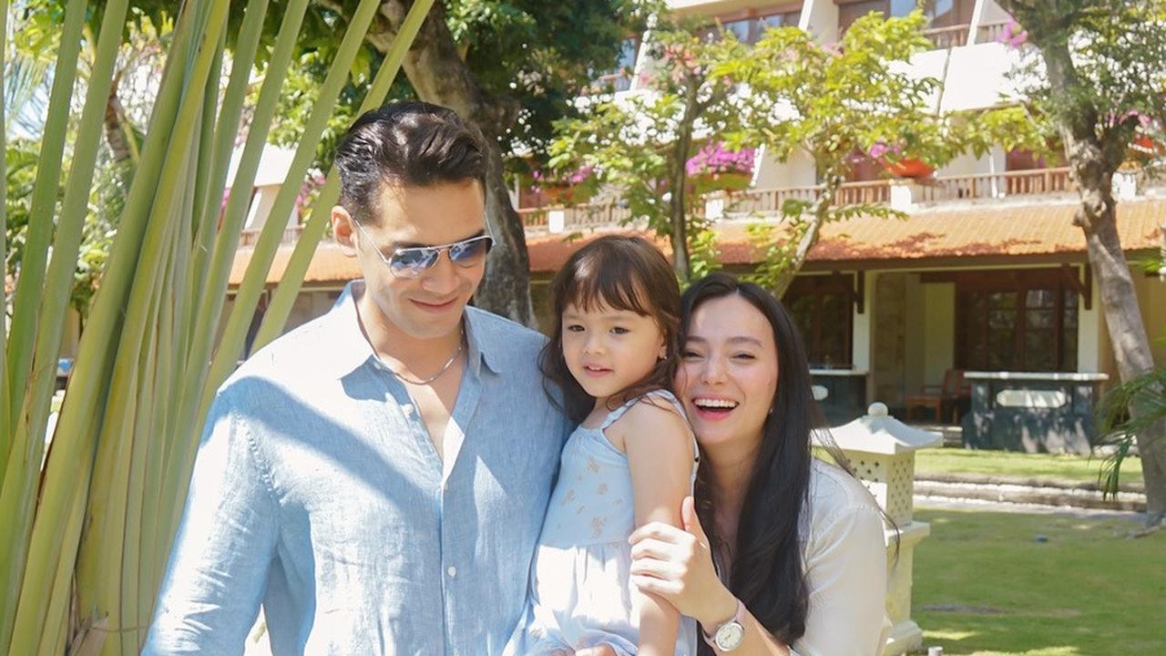 Foto Kebersamaan Asmirandah dan Jonas Rivanno Serta Chloe