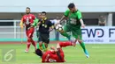 Penyerang PS TNI, Lionel Jorge Nunez (kanan) menghindari tekel pemain Persiba Bryan Cesar Ramadhan pada laga lanjutan Liga 1 Indonesia di Stadion Pakansari, Kab Bogor, Jumat (5/5). Laga kedua tim berakhir imbang 1-1. (Liputan6.com/Helmi Fithriansyah)