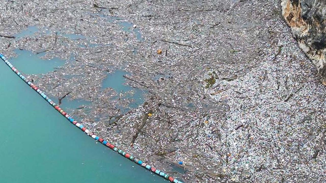 Berton-ton sampah yang didominasi sampah plastik itu tampak membentuk pulau.